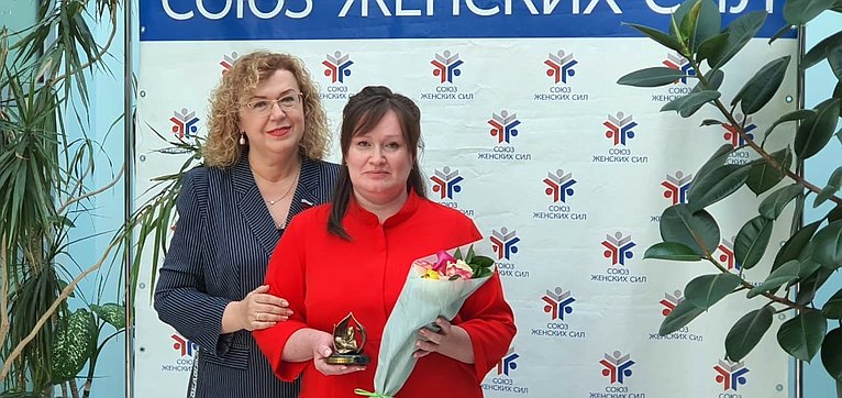 Ольга Епифанова вручила жительнице Республики, многодетной матери Елене Галевой общественную награду «Мать-героиня» 2 степени
