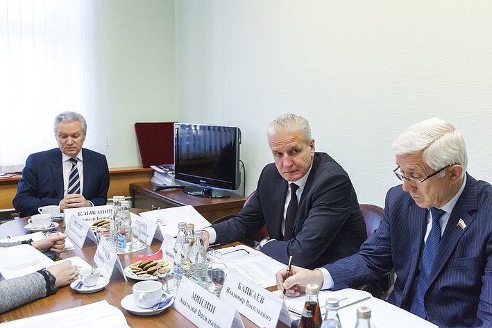 А. Котов и В. Капкаев Заседание Комиссии Совета законодателей по вопросам межбюджетных отношений и налоговому законодательству