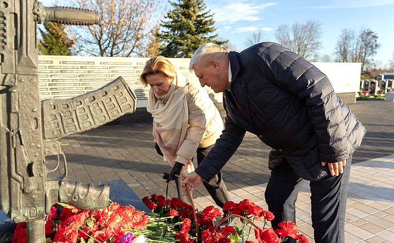 Сенаторы РФ посетили мемориальный комплекс защитникам Отечества и возложили цветы (Псковская область)