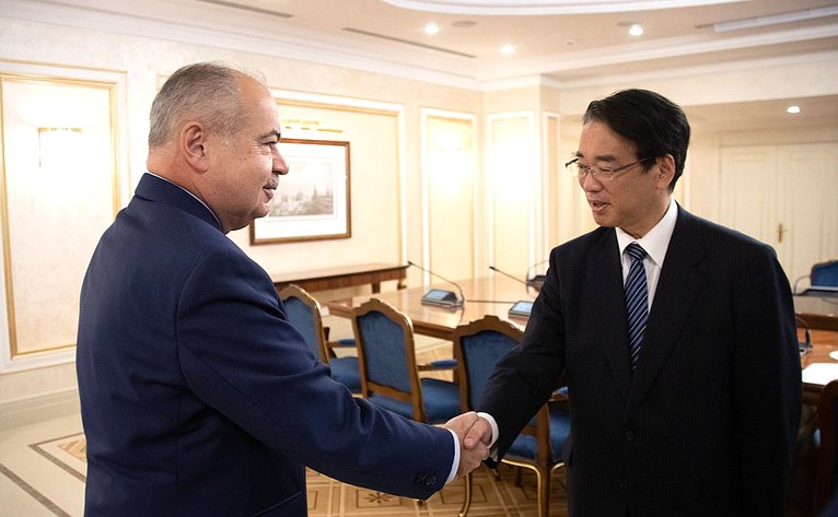 Встреча Ильяса Умаханова с Чрезвычайным и Полномочным Послом Японии в РФ Тоёхиса Кодзуки