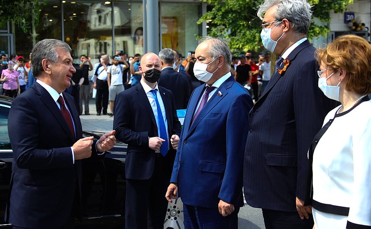 Ильяс Умаханов принял участие в церемонии возложения цветов к памятнику Первому Президенту Республики Узбекистан