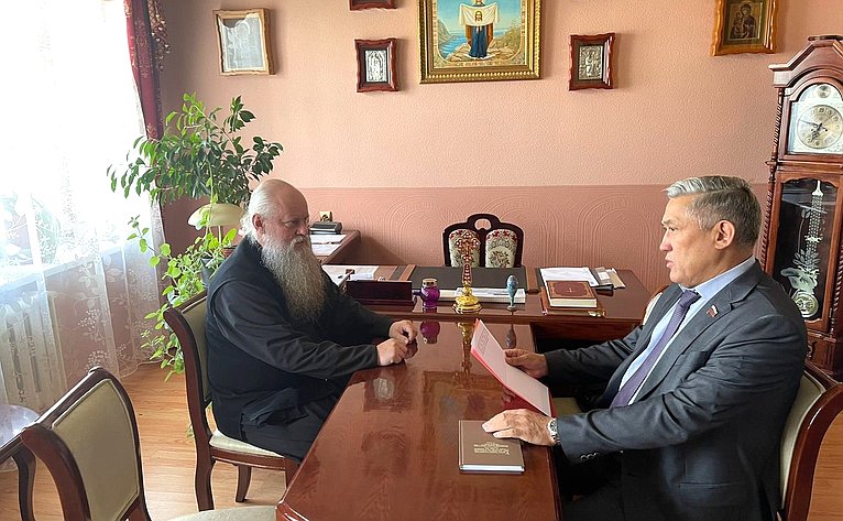 Юрий Валяев провел встречу с епископом Биробиджанским и Кульдурским Лукой