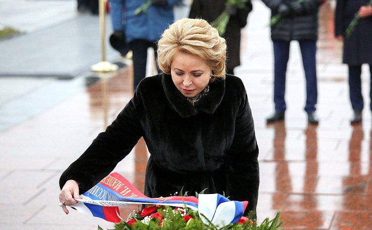 В. Матвиенко возложила венок к монументу «Родина-мать» на Пискаревском мемориальном кладбище