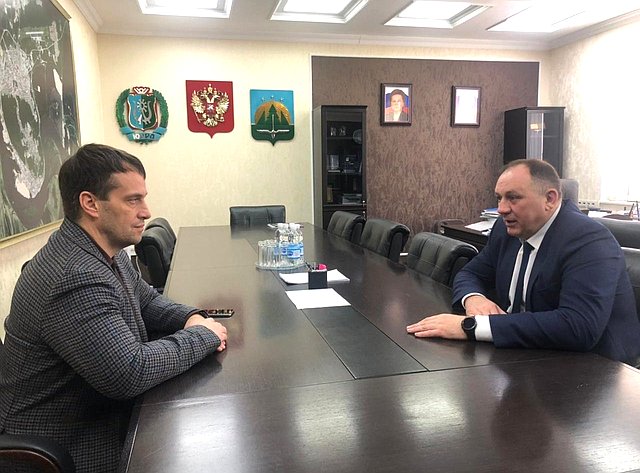 Эдуард Исаков в рамках рабочей поездки в регион провел встречу с мером Ханты-Мансийска Максимом Ряшиным
