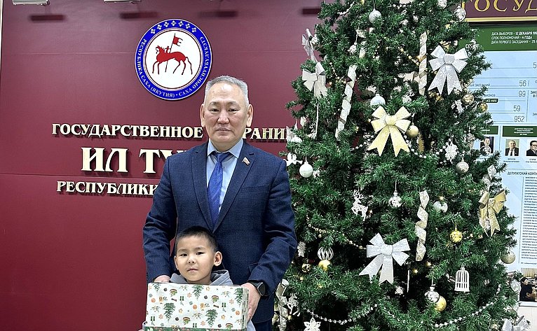 Сахамин Афанасьев в преддверии Нового года исполнил мечту 6-летнего Уйгуна Васильева из Якутии