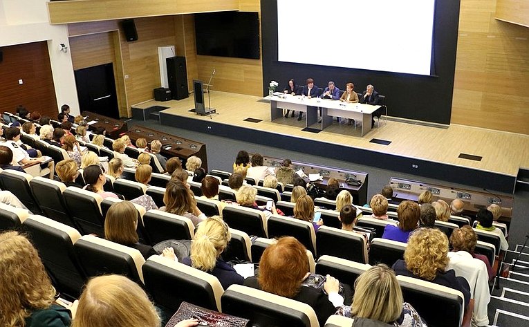 Надежда Болтенко выступила на академическом собрании членов Новосибирского регионального отделения Федерации женщин с университетским образованием