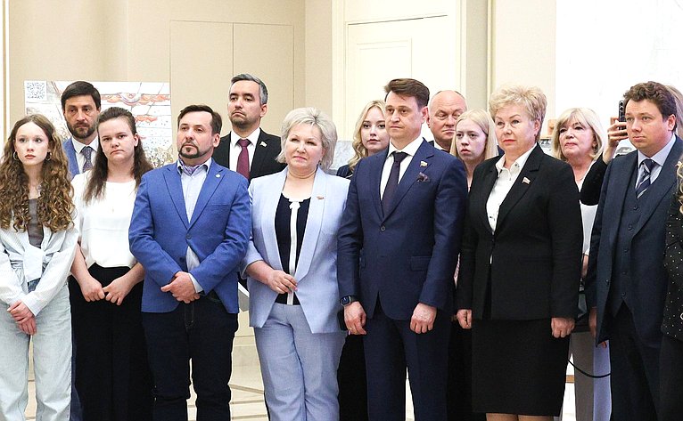 Лилия Гумерова и Дмитрий Василенко открыли в верхней палате выставку детского рисунка «Жизнь, делённая на граммы»