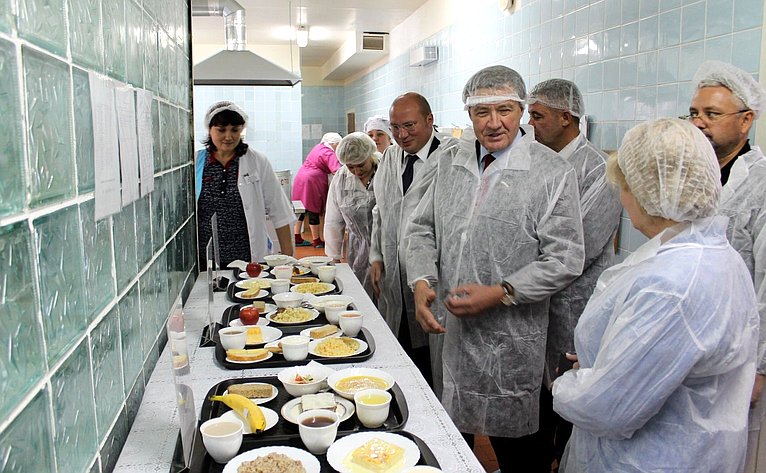 Сергей Рябухин посетил детский сад, где ознакомился с системой питания