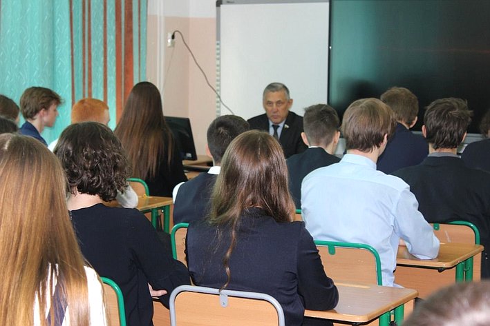 Юрий Валяев провел ряд встреч с молодежью в образовательных учреждениях Биробиджана