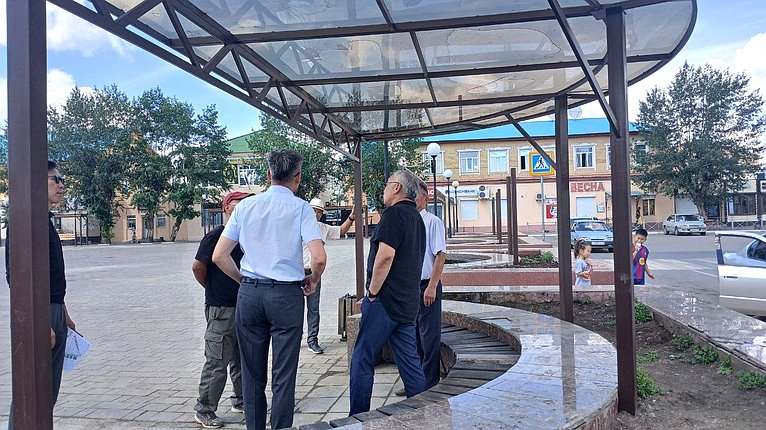 Баир Жамсуев в ходе рабочей поездки в регион проверил ход строительных и ремонтных работ в посёлке Агинское