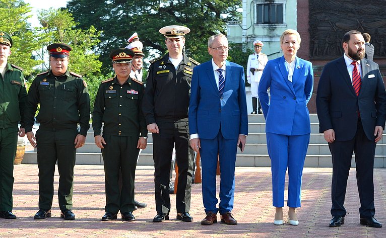 Российские парламентарии возложили цветы к памятнику советским летчикам транспортной авиации во Вьентьяне, участвовавшим в боевых действиях в Индокитае в годы американской агрессии с 1960 по 1973 годы