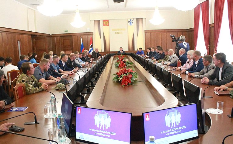 Встреча Александра Карелина в рамках парламентского проекта «В одной команде со СВОими» с участниками СВО