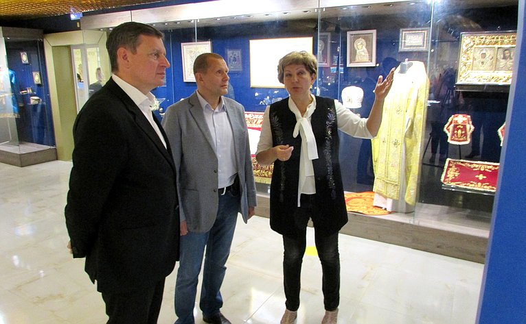Андрей Епишин в рамках работы в регионе посетил фабрику «Торжокские золотошвеи» в городе Торжок
