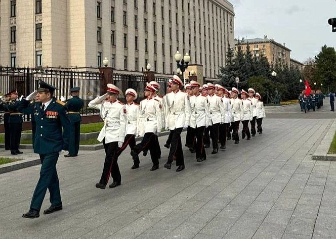 Александр Ролик и Анастасия Жукова приняли участие в акции памяти выдающегося военачальника — легендарного маршала Советского Союза Александра Василевского и возложили цветы к его памятнику в Москве