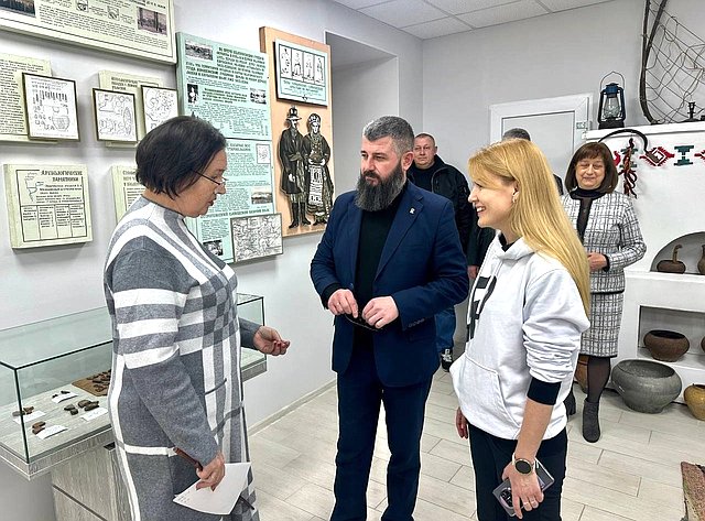 Дарья Лантратова проверила ход восстановления Меловского района, обсудила актуальные вопросы с представителями фонда «Защитники Отечества», а также провела приём граждан в Луганске