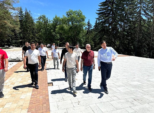 Анатолий Артамонов провел рабочие совещания на строительных площадках социальных объектов Кисловодска