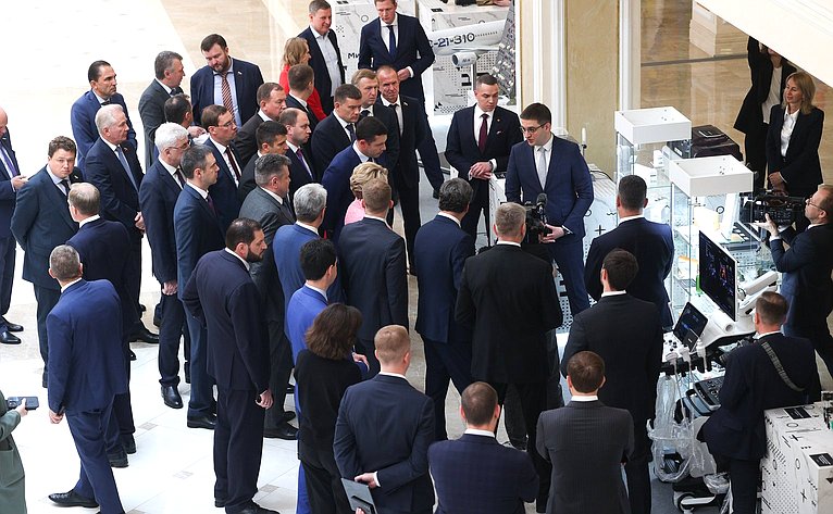 Валентина Матвиенко и Министр промышленности и торговли РФ Антон Алиханов ознакомились с выставкой, посвященной передовым разработкам отечественной промышленности