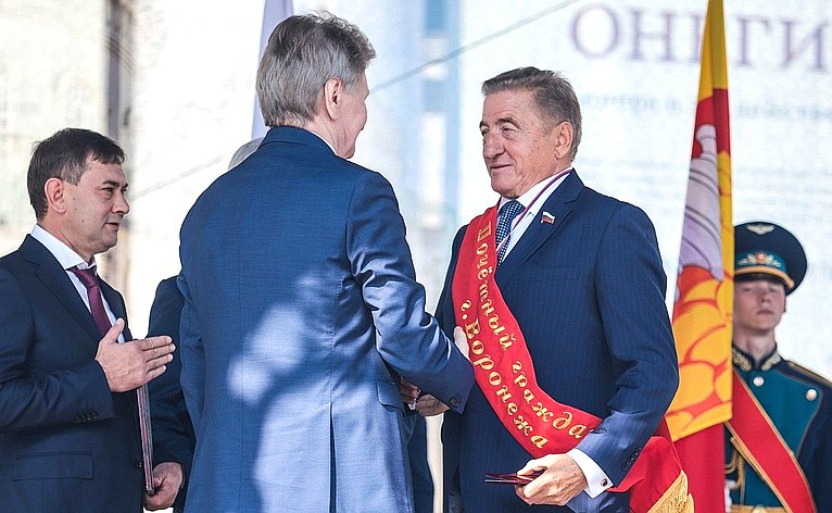 В День города Сергею Лукину вручили регалии Почетного гражданина Воронежа