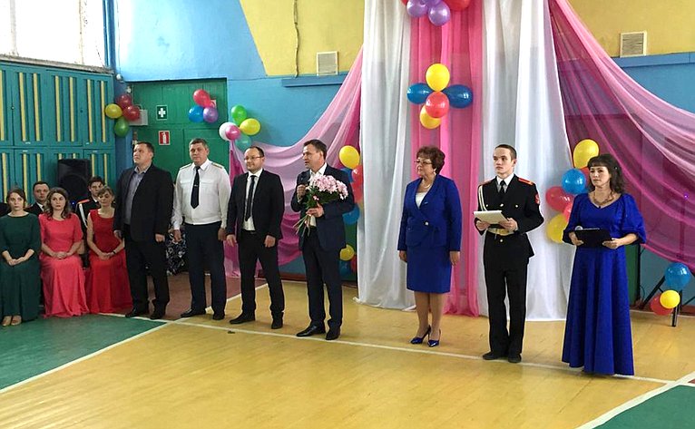 Виктор Новожилов посетил Судромскую основную общеобразовательную школу №13 Вельского района