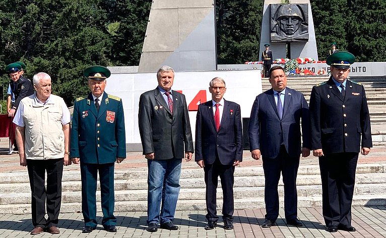 Владимир Полетаев в ходе поездки в Горно-Алтайск встретился с военнослужащими пограничных войск