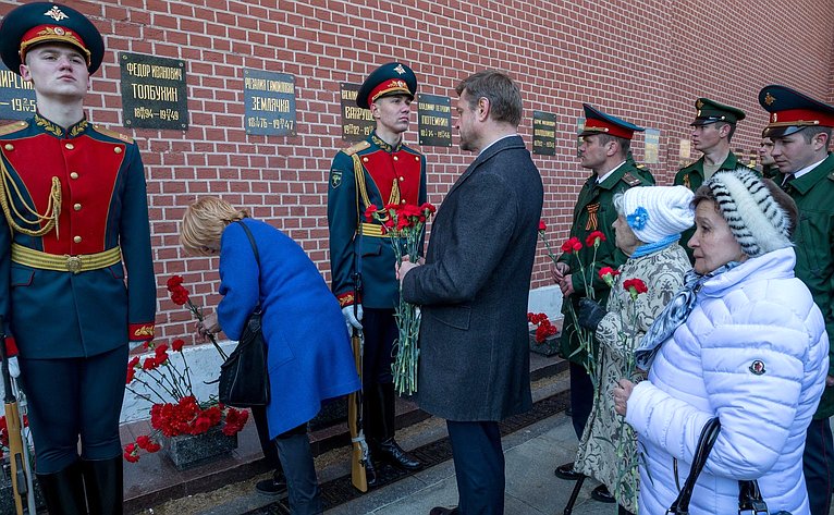 С. Цеков и О. Ковитиди приняли участие в возложении венков к могиле Неизвестного солдата в день годовщины освобождения Крыма от немецко-фашистских захватчиков