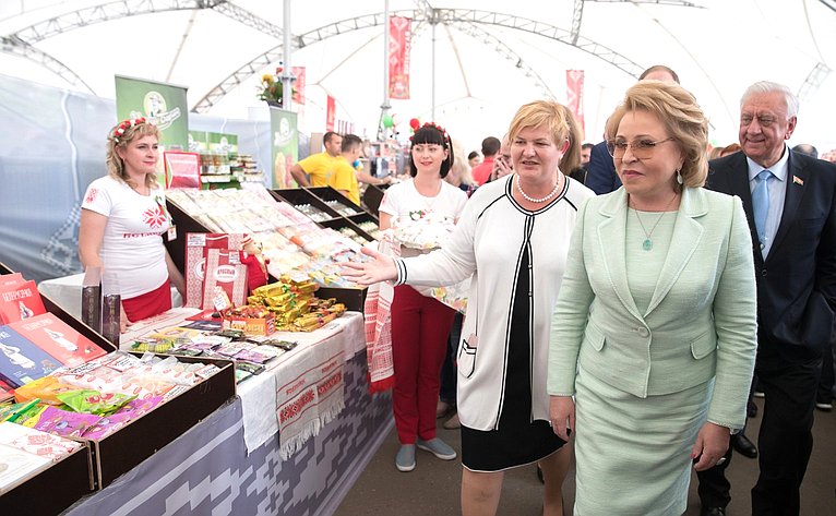 В. Матвиенко и М. Мясникович на ярмарке белорусских товаров в Москве