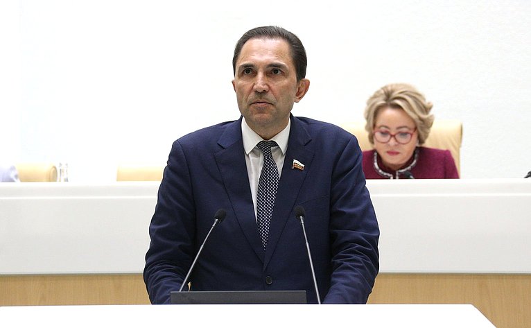 Минимальный размер оплаты труда устанавливается в размере 16 242 рубля ...