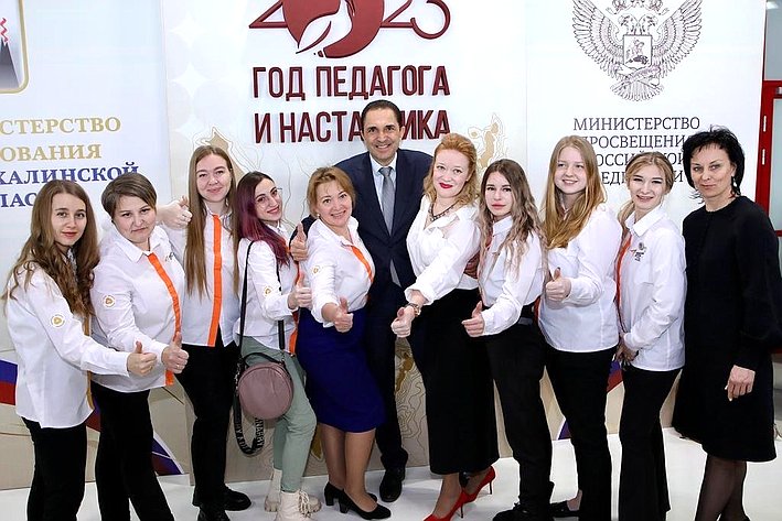 Андрей Хапочкин в ходе поездки в регион принял участие в открытии Года педагога и наставника