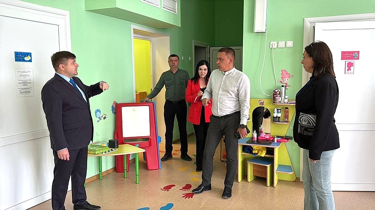Айрат Гибатдинов проверил ход ремонта школ в Ульяновске
