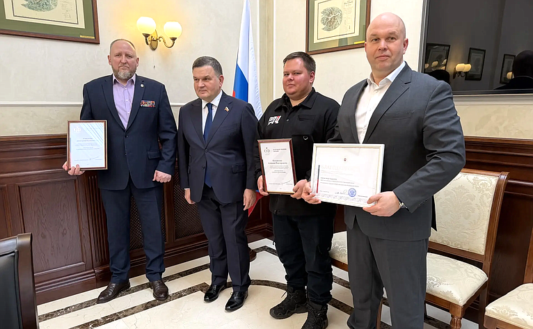 Сергей Перминов вручил землякам награды СФ в ходе работы в Ленинградской области