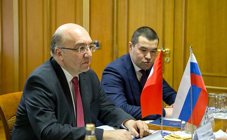 Встреча Ильяса Умаханова с Чрезвычайным и Полномочным Послом Турецкой Республики в РФ Мехметом Самсаром