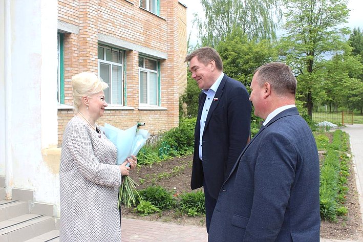 Алесандр Савин ознакомился с ходом капитального ремонта школ Калужской области