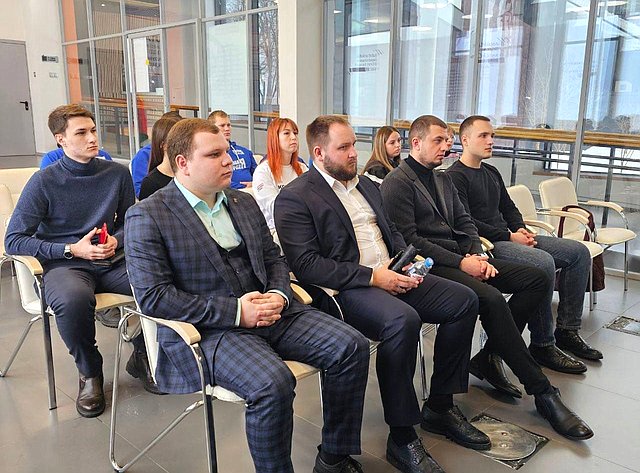Александр Савин провел встречу с представителями Молодежного парламента и правительства Калужской области, участниками СВО, представителями Народного Фронта