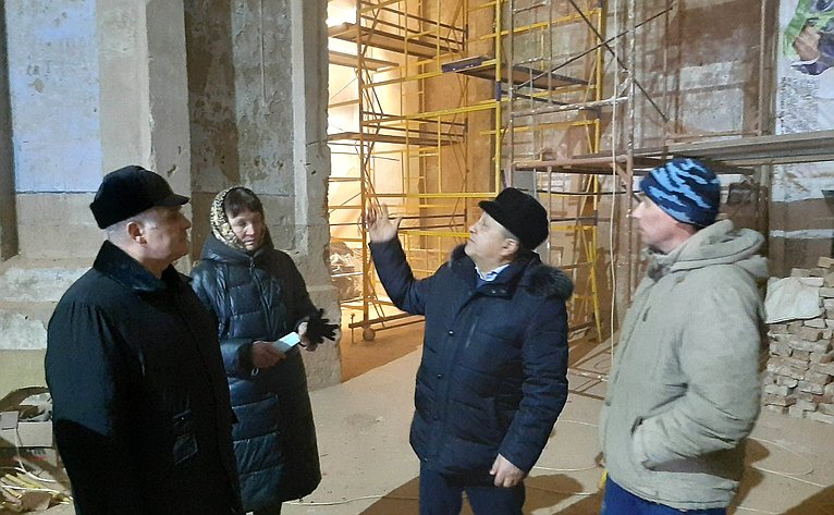 Сенатор Сергей Мартынов проверил ход работ по реконструкции храма в Илети