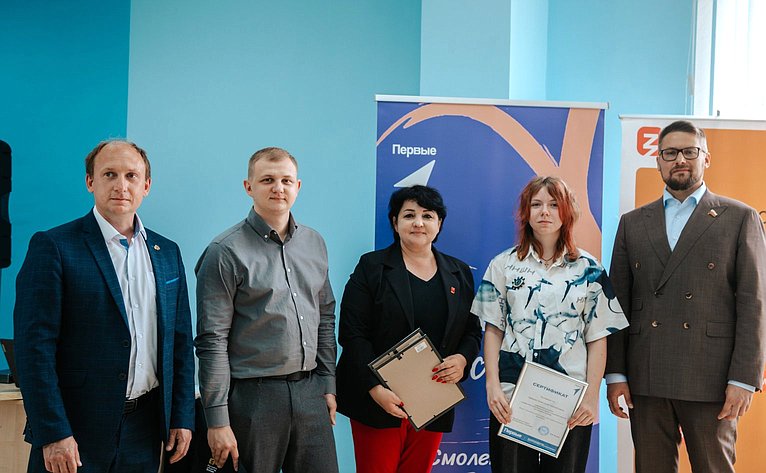 Руслан Смашнев встретился с участниками, занявшими вторые и третьи места в региональном конкурсе видеороликов «Герои моей Смоленщины»