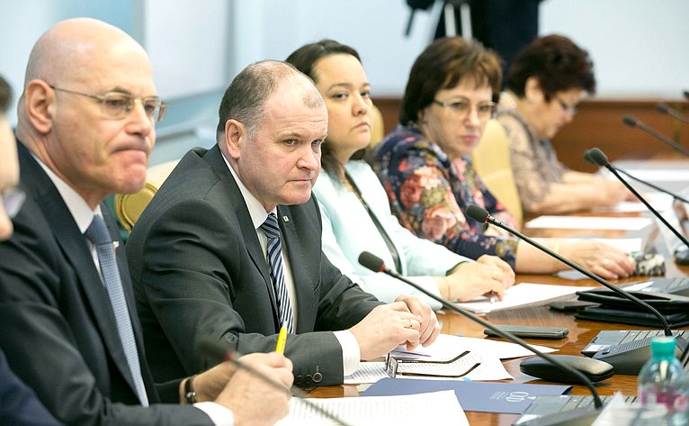 В. Круглый и И. Чернышев на заседании Комитета СФ по социальной политике