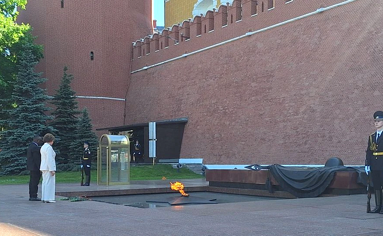 Людмила Скаковская совместно с Чрезвычайным и Полномочным Послом Республики Замбия в РФ Абдоном Мавере возложили цветы к Могиле Неизвестного Солдата