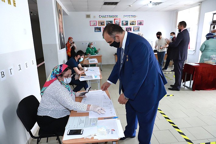 Мохмад Ахмадов принял участие в общероссийском голосовании по вопросу одобрения изменений в Конституцию Российской Федерации