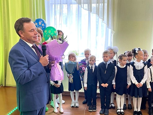 Виктор Новожилов поздравил учеников Вельской школы номер три с Днем знаний