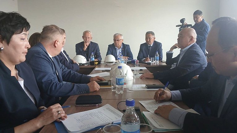 Баир Жамсуев в рамках работы в регионе провел совещание по контролю за ходом строительства школы в поселке Агинское