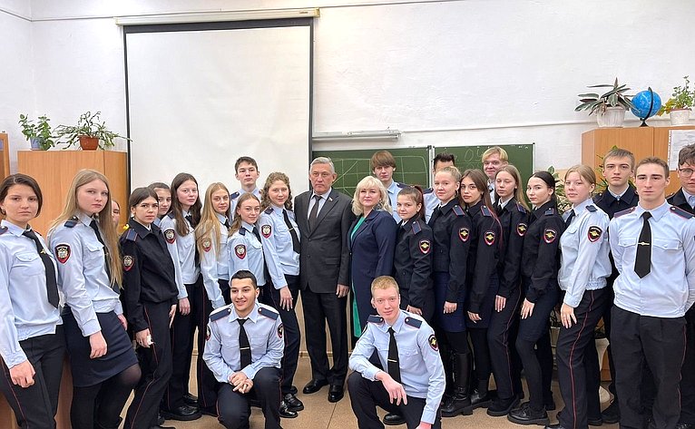 Юрий Валяев провел первый урок с подшефным классом кадетов профессиональной полицейской подготовки в Еврейской автономной области