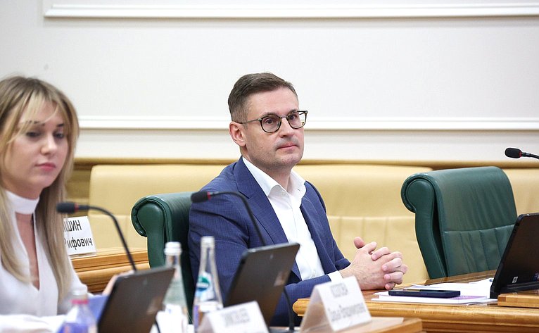 Совещание Комитета Совета Федерации по федеративному устройству, региональной политике, МСУ и делам Северана тему «Газификация и ее производные: газохимия и нефтехимия как драйвер роста экономики Дальневосточного федерального округа»