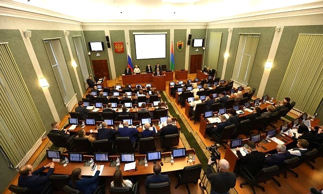 Игорь Зубарев принял участие в заседании регионального парламента, где в первом чтении рассмотрели проект бюджета республики на 2026–2028 годы