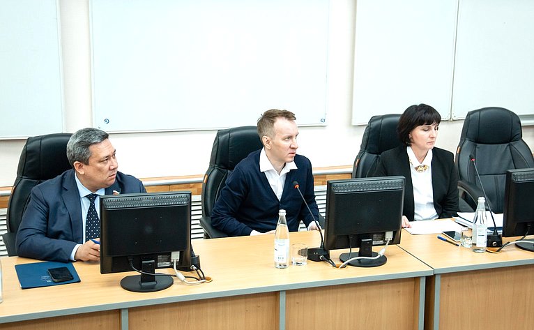 Владимир Полетаев в рамках программы наставничества провел встречу с одиннадцатиклассниками лицеев и Усть-Коксинской школы имени Героя Советского Союза В.И. Харитошкина