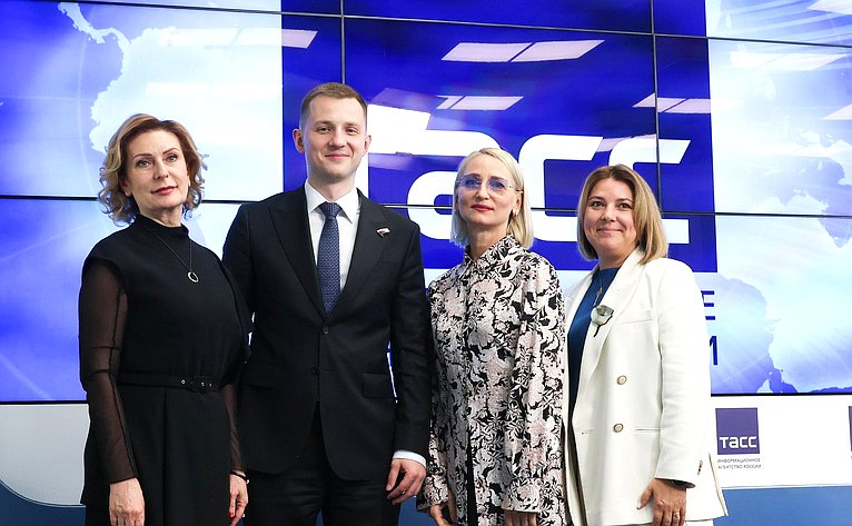 Инна Святенко приняла участие в пресс-конференции, посвященной запуску образовательной программы Академии развития гражданского общества «Добрино» для семей участников специальной военной операции (фото ТАСС)