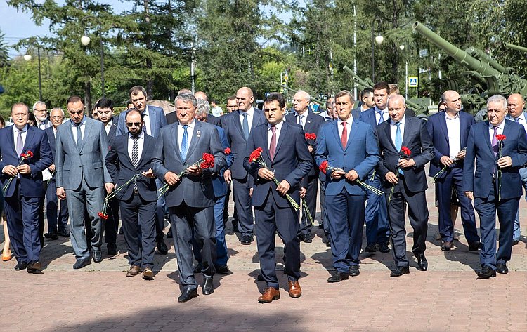 Члены парламентских делегаций России и Армении приняли участие в церемонии возложения цветов к Вечному огню на мемориале Победы