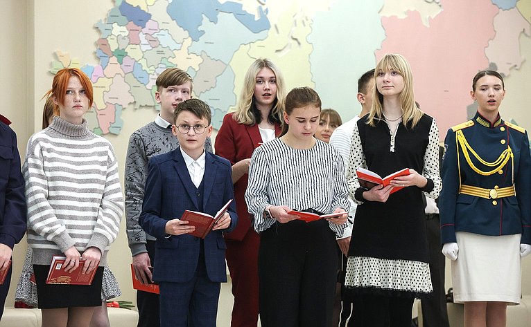 Торжественная церемония вручения паспортов граждан РФ 14-летним жителям Луганской Народной Республики и Херсонской области
