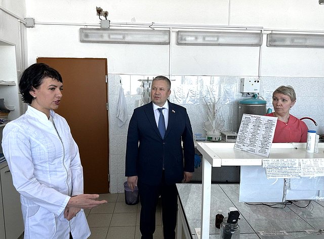 Денис Гусев сенатор провёл встречу с руководителем Нарьян-Марского муниципального унитарного предприятия объединенных котельных и тепловых сетей и посетил испытательную лабораторию