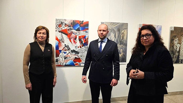 Лариса Круглова приняла участие в церемонии открытия в Мурманске выставки работ победителей Всероссийского конкурса детского рисунка «Жизнь, делённая на граммы»