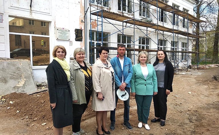 Елена Писарева в ходе поездки в регион осмотрела здания образовательных учреждений, где сейчас идут ремонтные работы